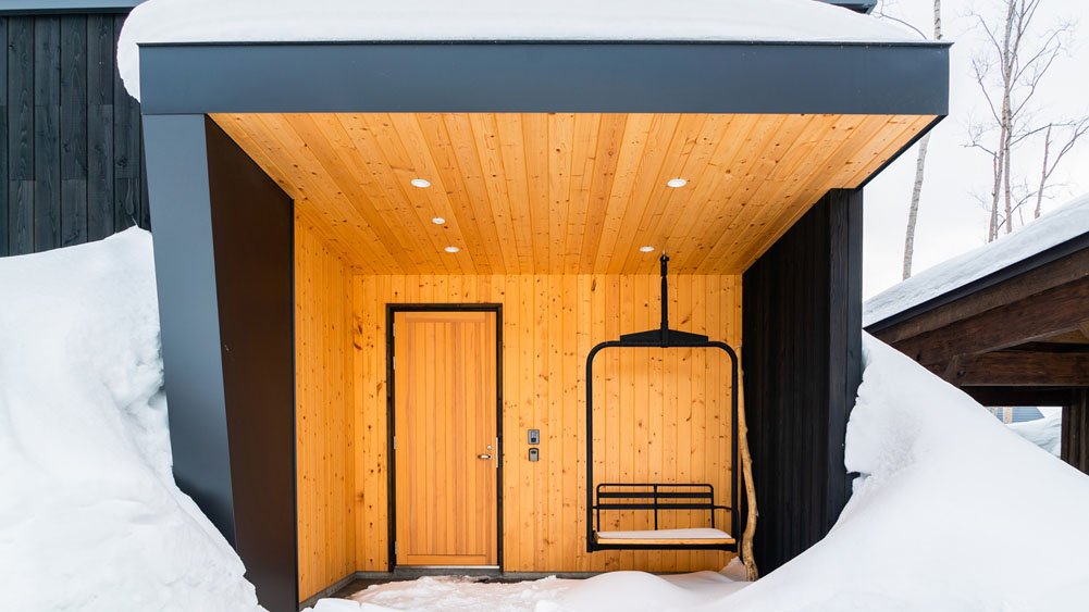 Birchwood Chalet - swing by the foyer